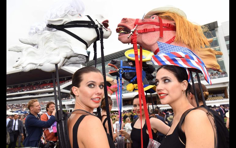 Mujeres asisten a carreras de caballos en la Copa Melbourne, realizada en Melbourne, Australia. AFP/W. West