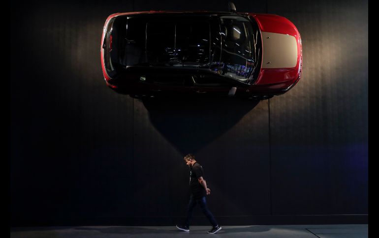 El modelo Compass de Jeep se exhibe en el Salón Internacional del Automóvil de Sao Paulo, Brasil. El evento abrirá sus puertas al público el 8 de noviembre. EFE/S. Moreira