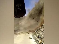 Pasajeros se salvan de derrumbe en carretera filipina