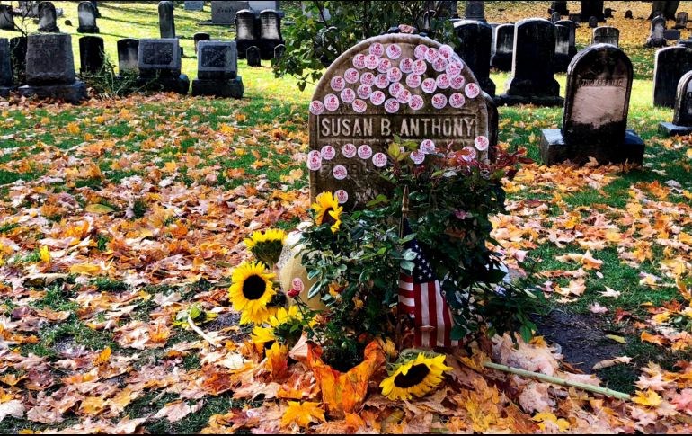 Las imágenes de la lápida cubierta con calcomanías no tardaron en difundirse en redes sociales. AP/J. Crane