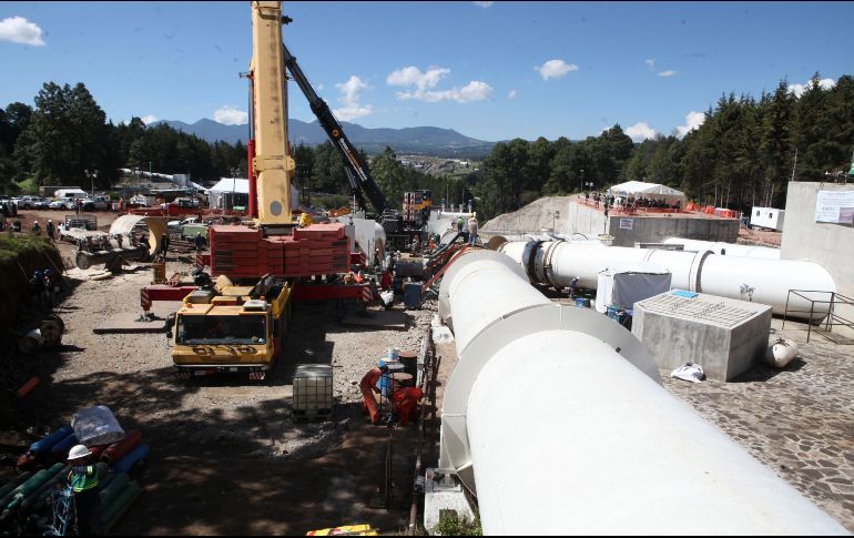La primera bomba que permitirá el envío de agua fue encendida alrededor de las 19:40 horas. SUN