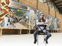El artista posa frente a su obra, ubicada en el  vestíbulo de la Torre de Especialidades del Centro Médico Nacional de Occidente. EL INFORMADOR / G. Gallo