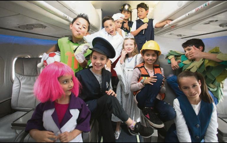 Son pocos quienes saben la razón que hay detrás de los niños profesionistas en el Aeropuerto. ESPECIAL