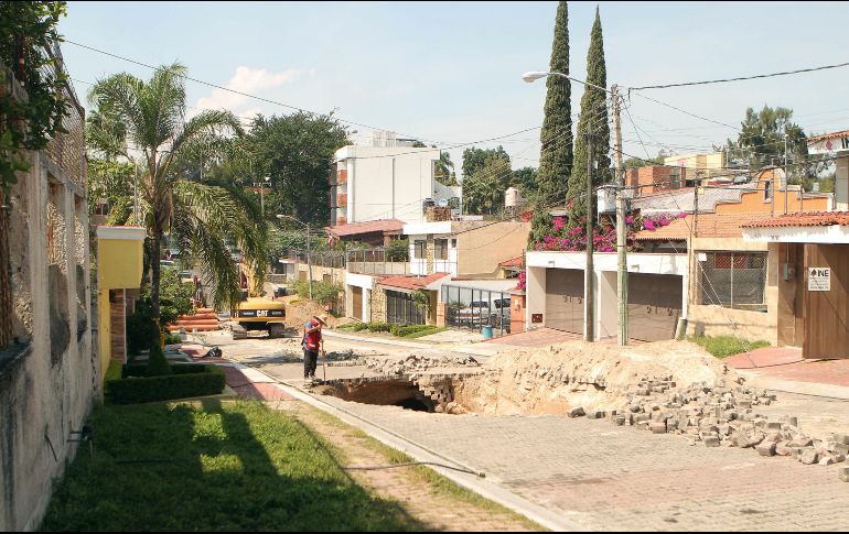 Socavón en la colonia Conjunto Patria. Las viejas redes de agua y el paso de vehículos pesados —desviados de sus rutas por la construcción de la Línea 3— debilitaron la superficie. EL INFORMADOR/Archivo