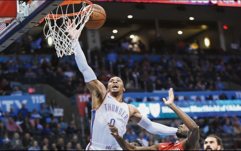 En los dos encuentros que Russell Westbrook (izq.) no ha visto acción el Thunder no ha ganado, pero esta noche se miden a los Cavaliers, que sólo han triunfado una vez en el año. AP / K. Phillips