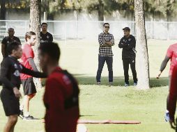 El directivo y el técnico rojinegros vieron de cerca el trabajo de los jugadores. EL INFORMADOR / A. Camacho