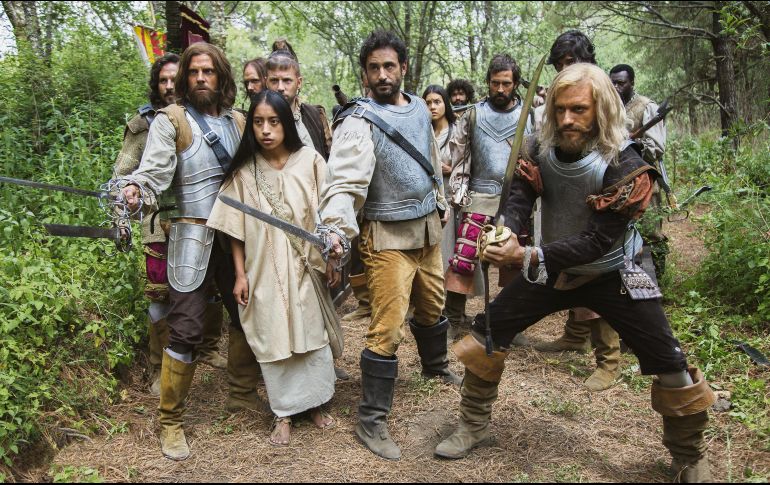 El primero a la izquierda, en el papel de Hernán Cortés, José María de Tavira. CORTESÍA / CANAL ONCE