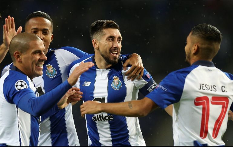 ''Claro que sí'', dijo Herrera (C), cuando se le preguntó si desea seguir en el equipo luso donde cumple ya su sexta temporada. EFE / J. Coelho