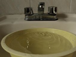 El corte de agua por limpieza y mantenimiento al Sistema Cutzamala, afectó también a 13 alcaldías de la Ciudad de México, donde el restablecimiento será gradual a partir de este día. NTX / ARCHIVO