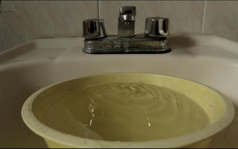 El corte de agua por limpieza y mantenimiento al Sistema Cutzamala, afectó también a 13 alcaldías de la Ciudad de México, donde el restablecimiento será gradual a partir de este día. NTX / ARCHIVO