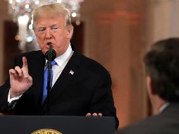 El presidente pide al periodista que le deje gobernar el país y le solicita que dejara pasar el turno a otro compañero. AP / E. Vucci