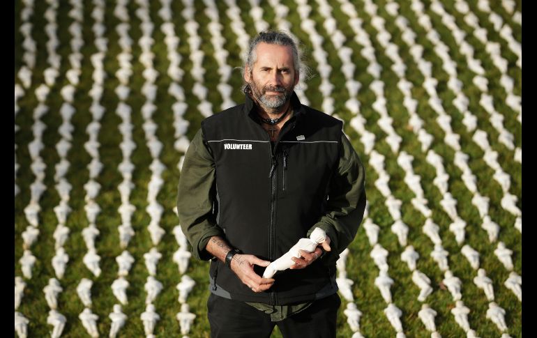 Heard ha pasado cinco años en la creación de las figuras, hechas a mano. Su objetivo: Tratar de representar físicamente la gran cifra de fallecidos. Cada una es diferente para destacar la individualidad.