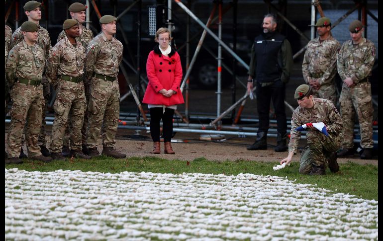 Un soldado coloca la última pieza. Estuvo presente Sally Nicholson (c) en honor al hermano de su tatarabuelo Sidney Nicholson, quien murió en Somme. Los militares tardaron tres días en colocar todas las piezas.