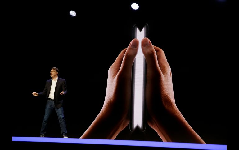 El smartphone es capaz de doblarse y desdoblarse sin degradación alguna aún después de miles de veces de repetir el movimiento, al usar un adhesivo flexible y reducir el grosor de la pantalla 45%. AP / E. Risberg