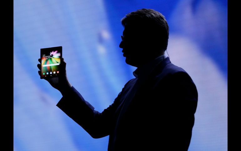 El Infinity Flex Display cuenta con una pantalla interna y una pantalla externa. AP / E. Risberg