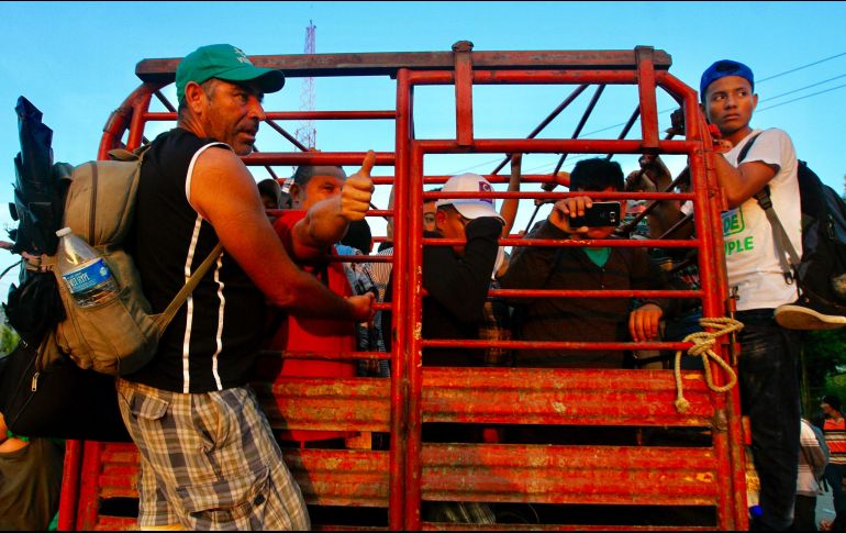 Vehículos particulares solicitados por Protección Civil los llevaron los últimos 15 kilómetros para evitar la insolación. NTX / ARCHIVO