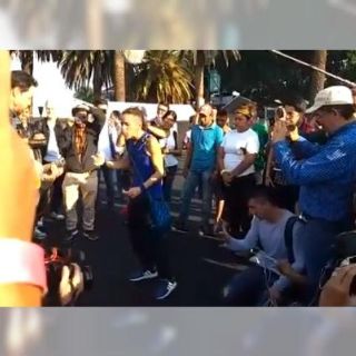 Café Tacvba visita a migrantes en estadio de Ciudad de México