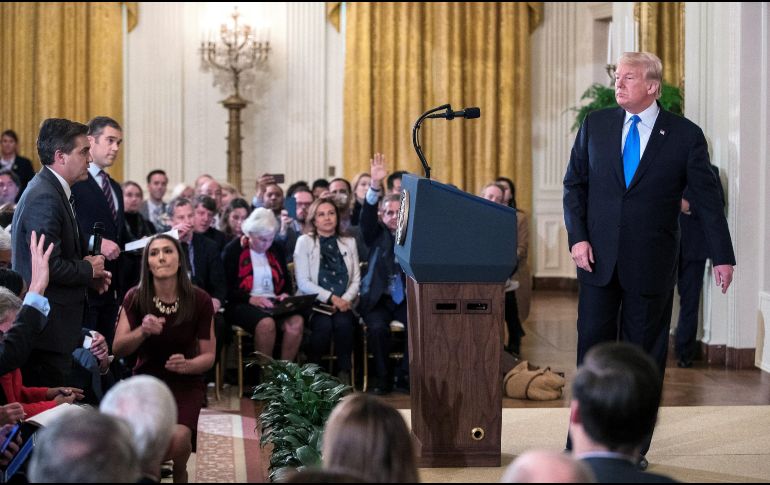 Jim Acosta se enzarzó en un tenso tira y afloja con Trump, que después de responder a varias de sus preguntas le retiró la palabra. EFE/E. Lesser