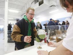 Un día después de la histórica legalización en Canadá, las tiendas físicas y en línea registraron desabasto debido a la demanda. AP/Archivo