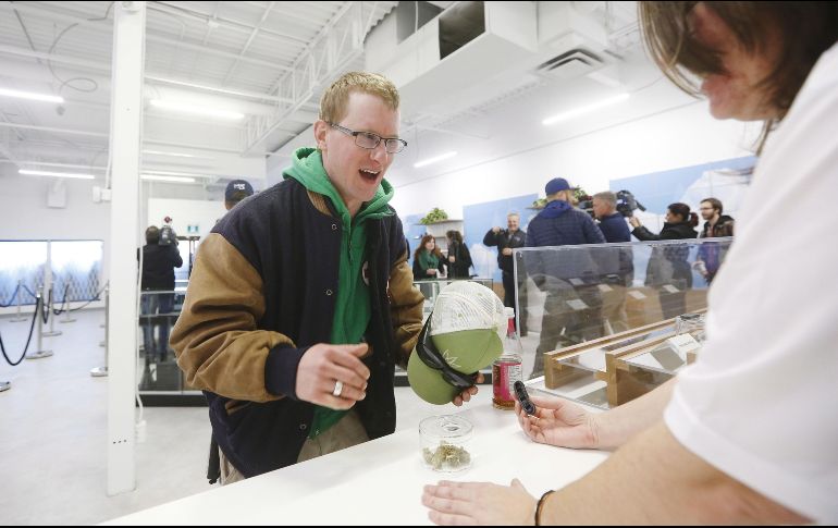 Un día después de la histórica legalización en Canadá, las tiendas físicas y en línea registraron desabasto debido a la demanda. AP/Archivo