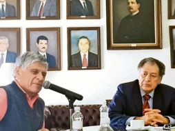 El magistrado Dr. José Carlos Herrera Palacios (derecha) presentó el programa general del séptimo Festival Jurídico Cultural. A su lado, el actor Jesús Hernández ofrece detalles sobre “Fuente Ovejuna”. EL INFORMADOR / R. Romero