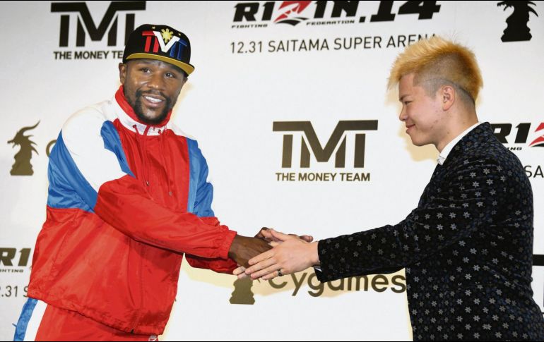 Floyd Mayweather Jr. y Tenshin Nasukawa dieron a conocer el combate que finalmente no se realizará. AP