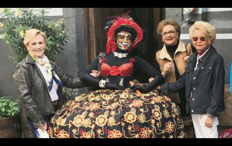 Con una Catrina en San Pedro Tlaquepaque, Luzma Cabo, Susan P Coronado y Silvia Volquartz.