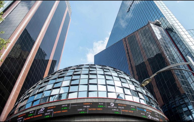 En el mercado accionario local se opera con un volumen de 1.3 millones de títulos, por un importe económico de 15.5 millones de pesos. AFP / ARCHIVO