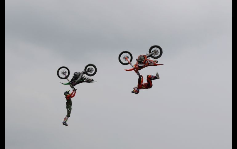 Una presentación de motocross estilo libre se realiza en el marcho de la exposición de motos EICMA en Milán, Italia. AP/L. Bruno