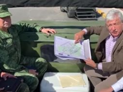 López Obrador estuvo acompañado junto Javier Jiménez Espriú, Sergio Samaniego, encargado de la obra en Santa Lucía y su asesor José María Riobóo. YOUTUBE / Andrés Manuel López Obrador