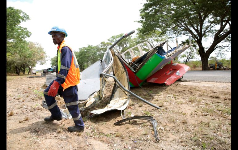 Un rescatista labora en el sitio donde chocaron dos autobuses en Rusape, Zimbabue, con un saldo de 47 personas muertas. AP/T. Mukwazhi