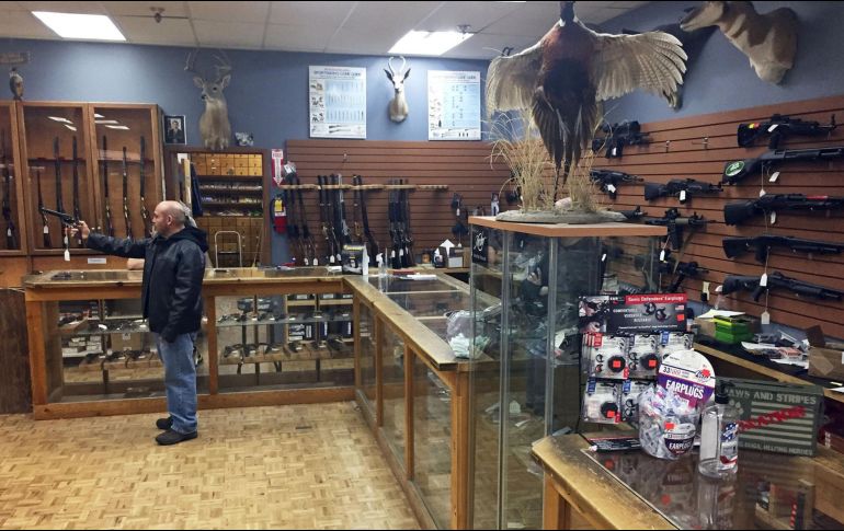 La idea de Pelosi se da después de la masacre de estudiantes en un bar de California en donde al menos 12 personas murieron, incluido un agente de la policía y unas 25 más resultaron heridas. AP / ARCHIVO