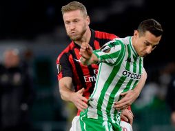 Quique Setién, técnico del Betis, mandó al campo a Guardado (D) al 62', después del tanto del Milán que empataba el partido. AFP/C. Quicler