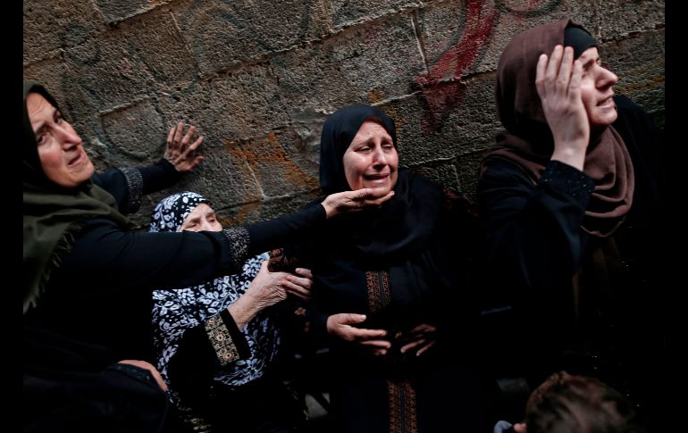 Familiares del pescador palestino Mustafa Abu Awda se lamentan en su funeral en la Ciudad de Gaza. El hombre murió ayer a causa de fuego egipcio cerca de la frontera de Gaza, presunmente porque se acercó o cruzó la frontera. AFP/M. Hams
