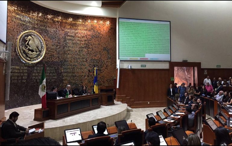 El coordinador de la fracción de Morena, Bruno Blancas Mercado, calificó la reforma como una medida frívola por no profundizar en los ahorros y concentrar temas en comisiones. TWITTER/ @LegislativoJal