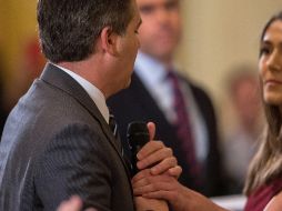 Las imágenes tuiteadas por la secretaria de prensa Sarah Sanders parecen haber sido alteradas para acelerar el movimiento del brazo de Acosta cuando toca el brazo de la becaria, según Abba Shapiro, experto en video. EFE / E. S. Lesser