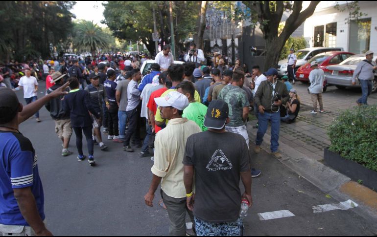 Los migrantes agradecieron al pueblo mexicano por el apoyo brindado al paso de la caravana en diferentes partes del país. NTX / G. Durán