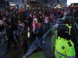 Autoridades vigilan a manifestantes que marchan por las principales calles de Bogotá. EFE/M. Dueñas