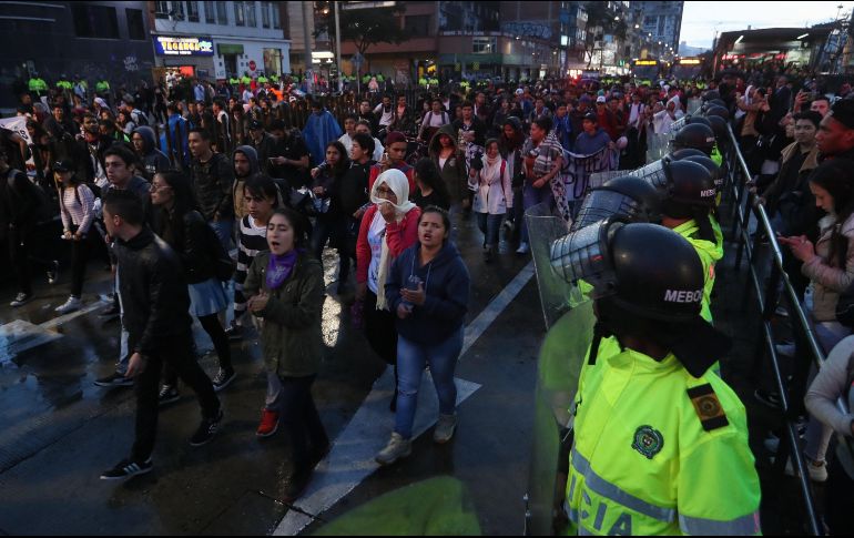 Autoridades vigilan a manifestantes que marchan por las principales calles de Bogotá. EFE/M. Dueñas