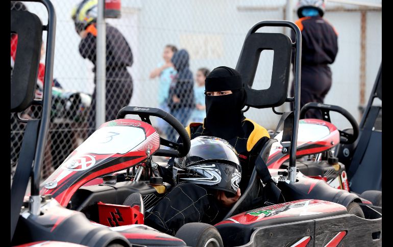 Participantes se preparan para competir en una carrera de 