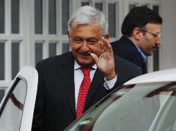 Andrés Manuel López Obrador sale de su casa de transición después de una reunión de trabajo. NTX/J. Pazos