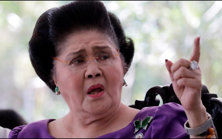 Fotografía de archivo que muestra a la ex primera dama Imelda Marcos mientras visita la tumba de su difunto esposo, Ferdinand Marcos, en el Cementerio de los Héroes. EFE/F. Malasig