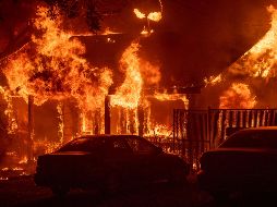 Informan que las llamas envolvieron casas, varios postes del tendido eléctrico colapsaron y hubo explosiones. AP/K. Ronayne