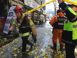 Bomberos explicaron que el fuego se originó en la tercera planta del edificio. AFP/J. Yeon-je