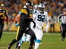 Ben Roethlisberger esquiva el intento de tacleo de Vernon Butler. AP/K. Srakocic
