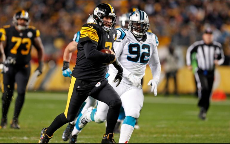 Ben Roethlisberger esquiva el intento de tacleo de Vernon Butler. AP/K. Srakocic