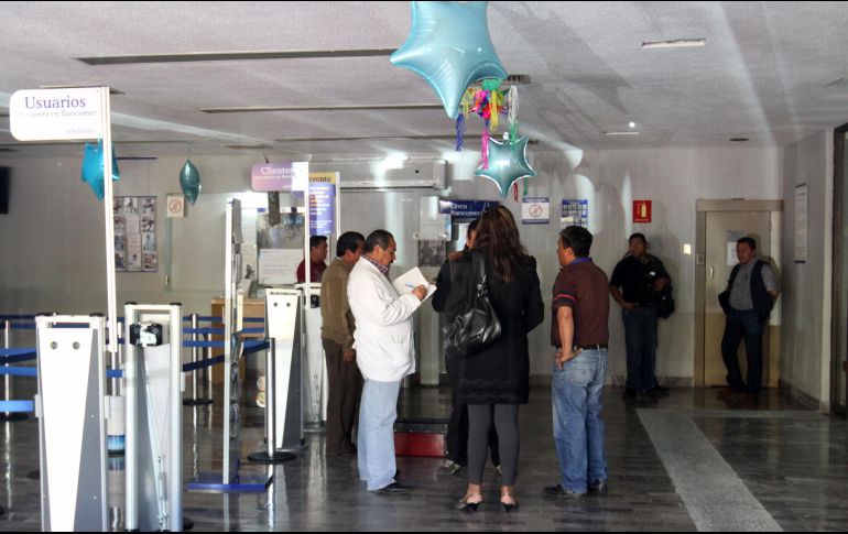 De aprobrse la ley, los bancos dejarías de cobrar por aclaraciones improcedentes, emisiones de estados de cuenta, incumplimiento de saldo mínimo, y otros conceptos. NOTIMEX/Archivo