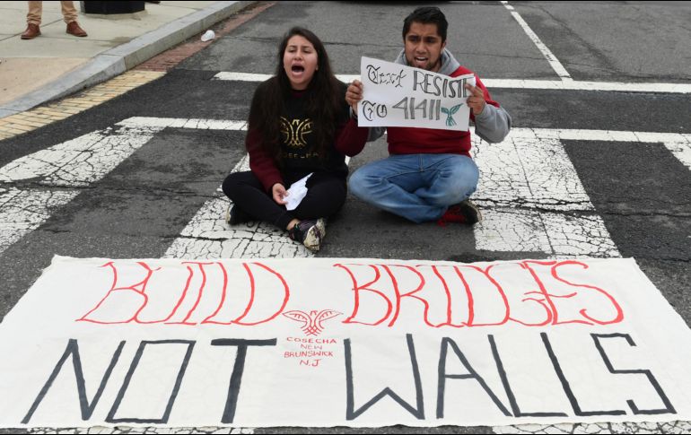 Al DACA están acogidos unos 700 mil de los 1.8 millones de migrantes llegados en la infancia que se estima hay en EU. AP/Archivo