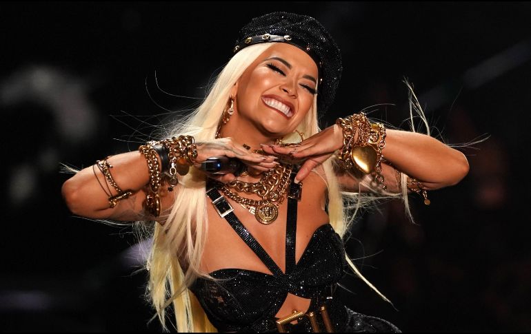 La cantante Rita Ora se presenta en la pasarela en el desfile de modas de Victoria's Secret 2018. AFP / T. Clary