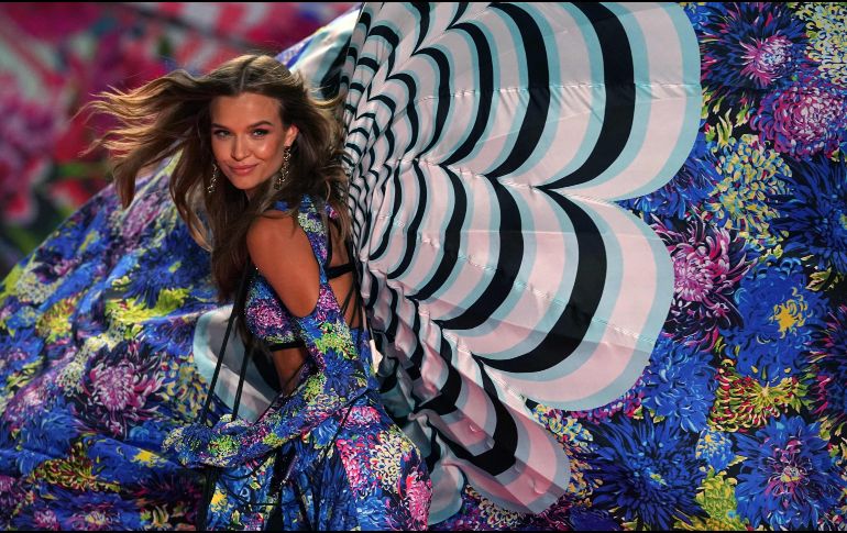 La modelo danesa Josephine Skriver camina por la pasarela en el desfile de modas de Victoria's Secret 2018. AFP / T. Clary